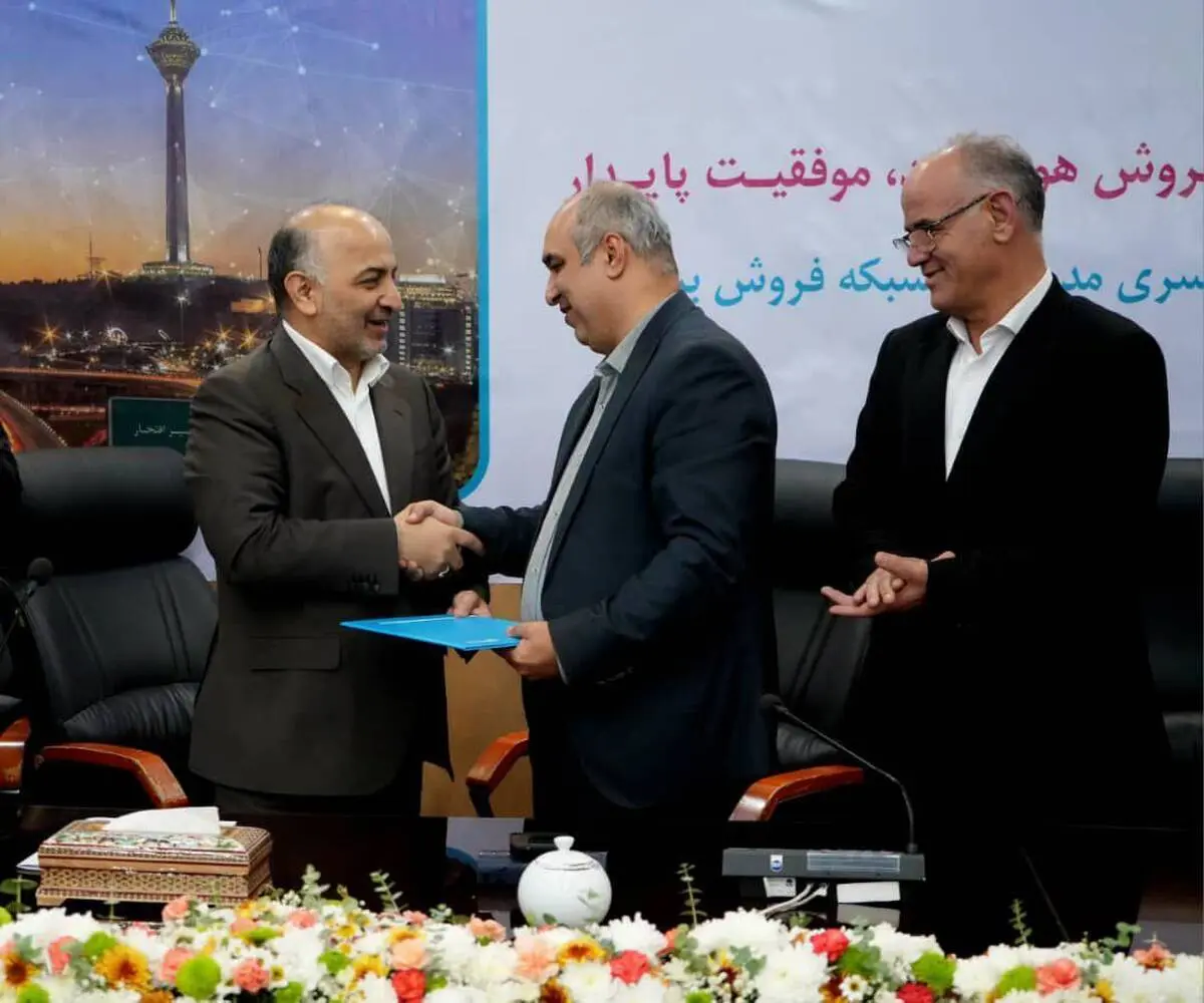 در حاشیه همایش مدیران شعب بیمه دی انجام شد؛
مراسم تکریم و تودیع  بهمن برزگر از شرکت بیمه دی* 