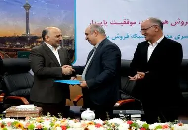 در حاشیه همایش مدیران شعب بیمه دی انجام شد؛
مراسم تکریم و تودیع  بهمن برزگر از شرکت بیمه دی* 