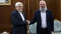 دکتر عارف در دیدار با وزیر تجارت پاکستان:
بازارچه‌های مرزی دو کشور فعال شوند/ دلیلی برای حمله رژیم صهیونیستی به قطر وجود نداشت/ کمال خان: همکاری‌های دو کشور ایران و پاکستان در موضوع امنیت غذایی اهمیت زیادی دارد