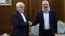 دکتر عارف در دیدار با وزیر تجارت پاکستان:
بازارچه‌های مرزی دو کشور فعال شوند/ دلیلی برای حمله رژیم صهیونیستی به قطر وجود نداشت/ کمال خان: همکاری‌های دو کشور ایران و پاکستان در موضوع امنیت غذایی اهمیت زیادی دارد