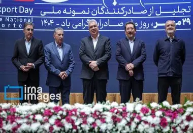 درخشش مجتمع فولاد ظفر بناب در بین صادرکنندگان نمونه ملی  

مجتمع فولاد ظفر بناب به عنوان صادر کننده نمونه ملی انتخاب شد  