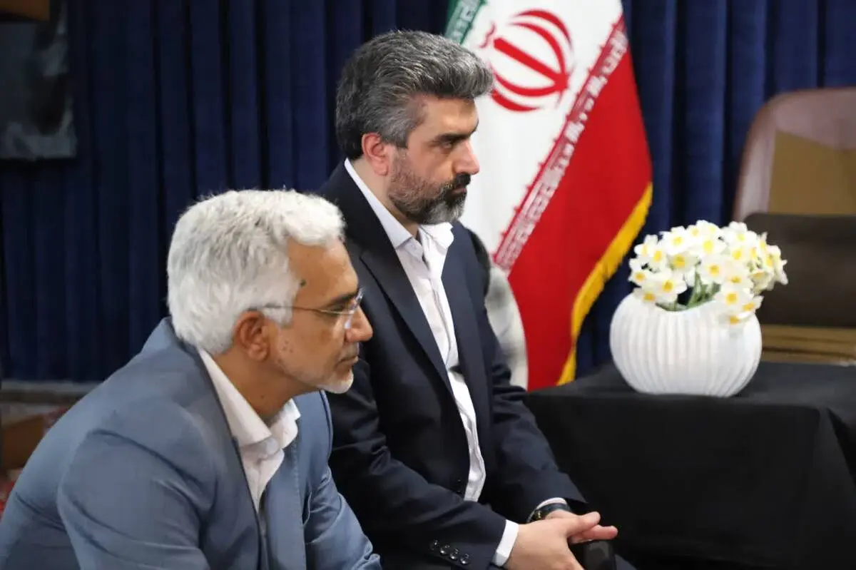 حضور رییس بنیاد شهید و امور ایثارگران کشور و معاون درمانی بیمه دی در منزل شهید پاکپور
