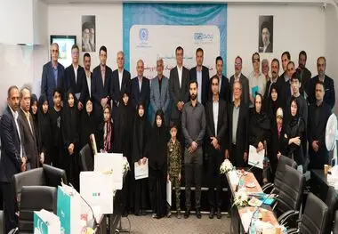 مراسم تقدیر از خانواده های شهدای صنعت بیمه در جنگ رمضان با حضور رییس کل بیمه مرکزی در شرکت بیمه دی