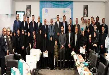 مراسم تقدیر از خانواده های شهدای صنعت بیمه در جنگ رمضان با حضور رییس کل بیمه مرکزی در شرکت بیمه دی