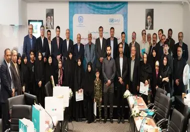 مراسم تقدیر از خانواده های شهدای صنعت بیمه در جنگ رمضان با حضور رییس کل بیمه مرکزی در شرکت بیمه دی