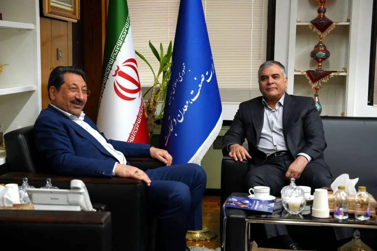 در دیدار وزرای صمت و نفت مطرح شد؛
تشریح آخرین تدابیر برای تامین نیازهای بخش صنعت و بازار