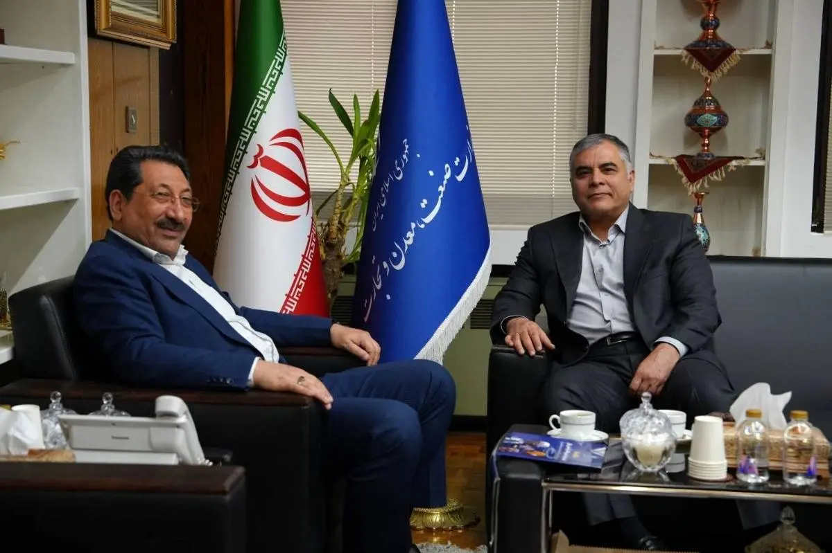 در دیدار وزرای صمت و نفت مطرح شد؛
تشریح آخرین تدابیر برای تامین نیازهای بخش صنعت و بازار