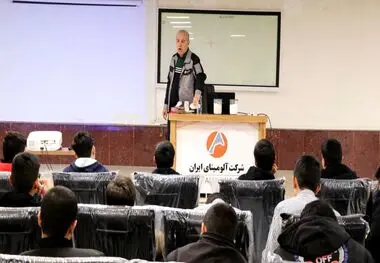 بازدید دانش‌آموزان پایه نهم مدرسه نمونه دولتی موعود شهرستان گرمه از شرکت آلومینای ایران