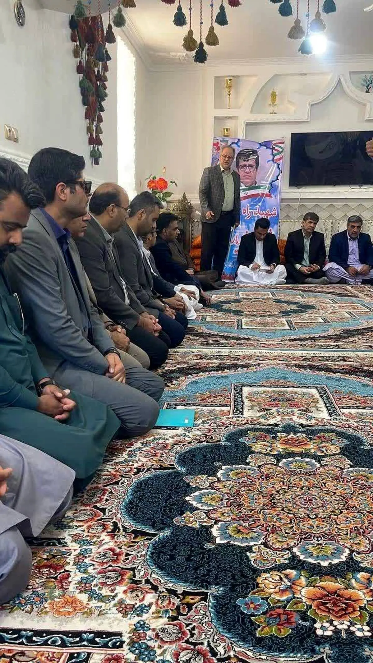 حضور مدیر بیمه دی سیستان و بلوچستان در منزل بخشدار شهید

