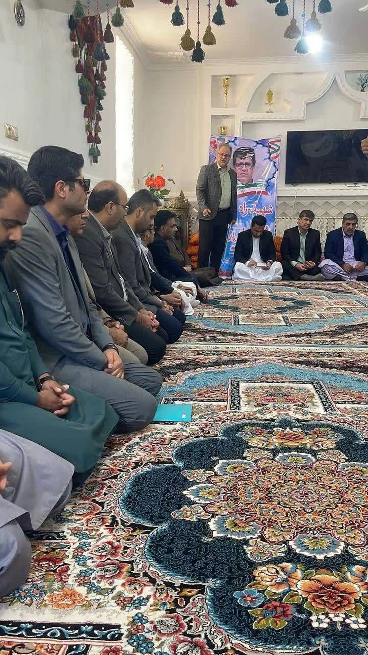 حضور مدیر بیمه دی سیستان و بلوچستان در منزل بخشدار شهید

