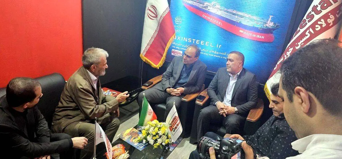 گفتگوی صمیمانه مدیرعامل شرکت فولاد اکسین با دو تن از پیشکسوتان رسانه در نمایشگاه هفته دولت