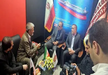 گفتگوی صمیمانه مدیرعامل شرکت فولاد اکسین با دو تن از پیشکسوتان رسانه در نمایشگاه هفته دولت