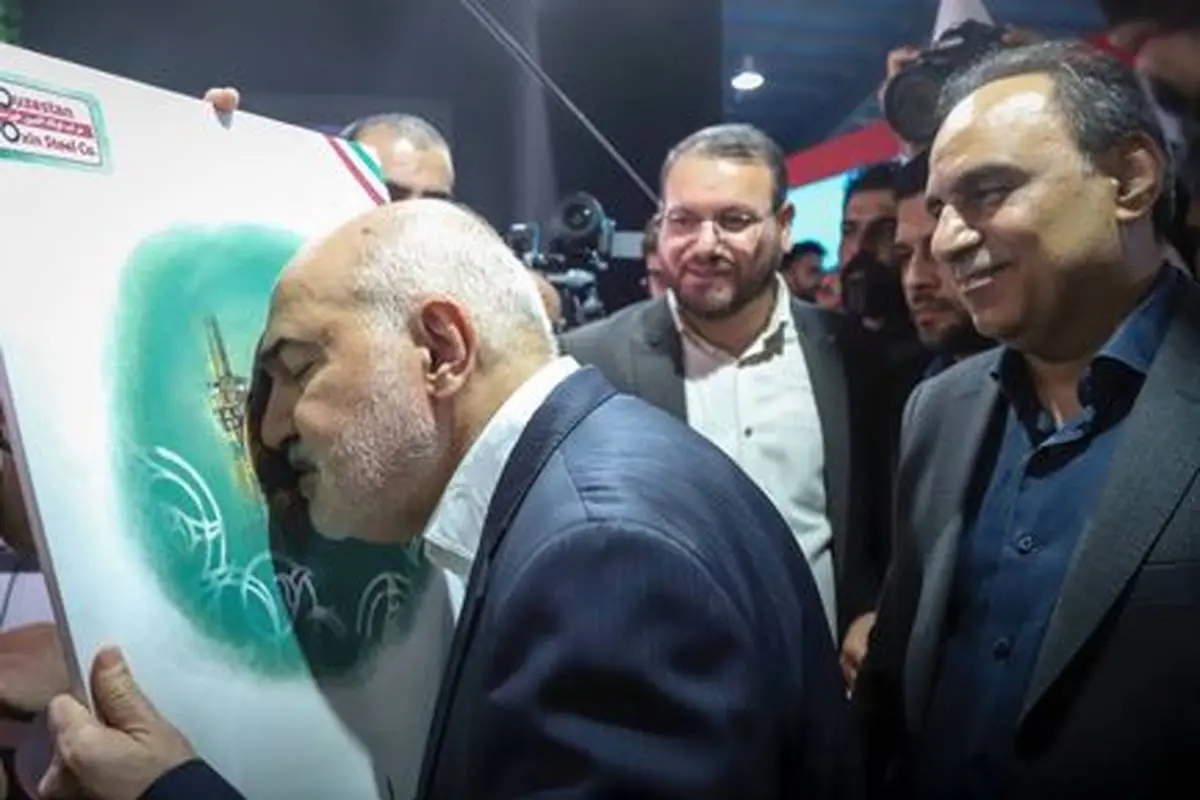 گزارش تصویری: بازدید دکتر موالی‌زاده، استاندار خوزستان، به همراه جمعی از مدیران استان از غرفه فولاد اکسین خوزستان در نمایشگاه هفته دولت