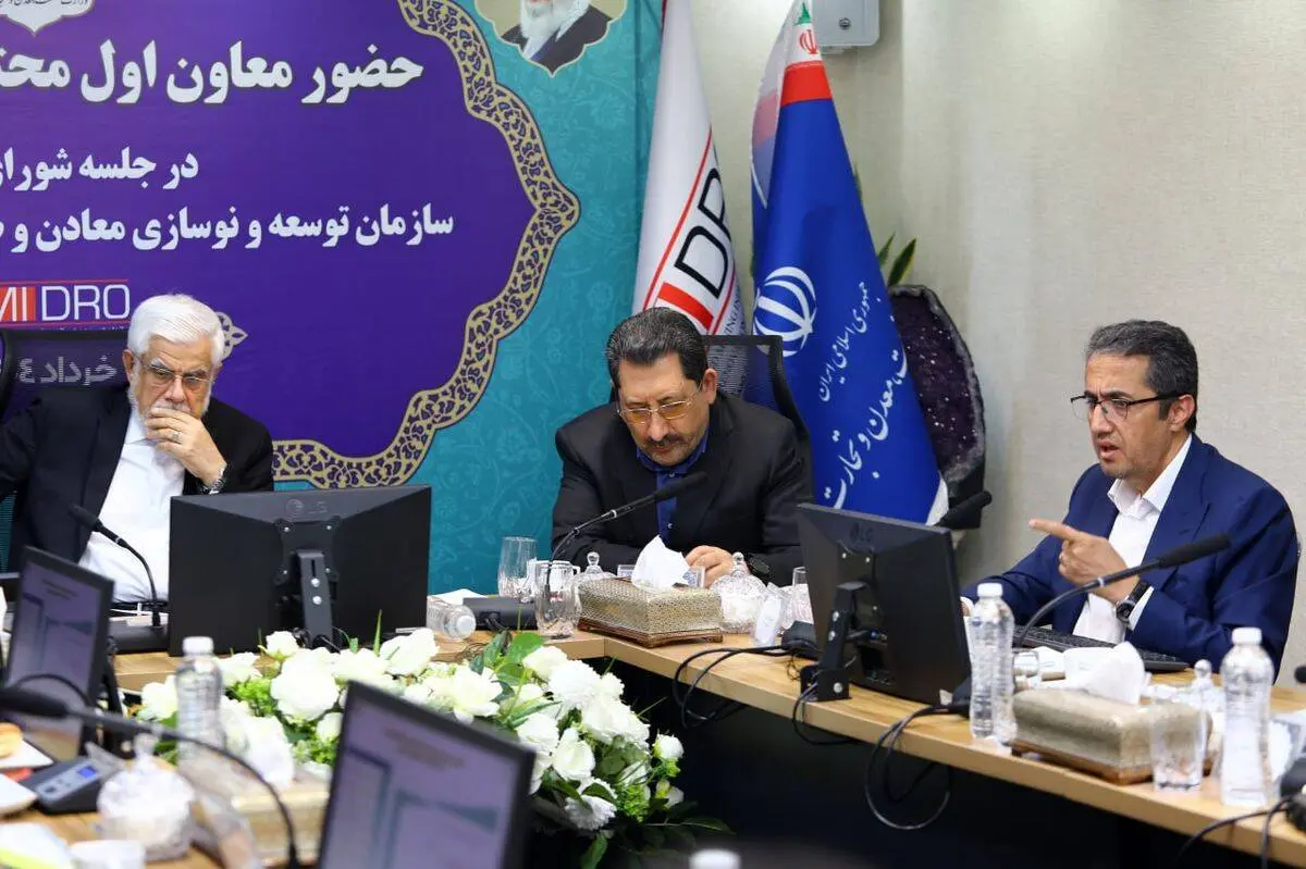 آقاجانلو خواسته های سه گانه صنایع معدنی از دولت را اعلام کرد/ "برطرف شدن شوک هزینه های برق و گاز"، "هدایت سود شرکت ها به سمت توسعه" و "مشارکت صندوق توسعه ملی در انتقال آب از دریای عمان"


