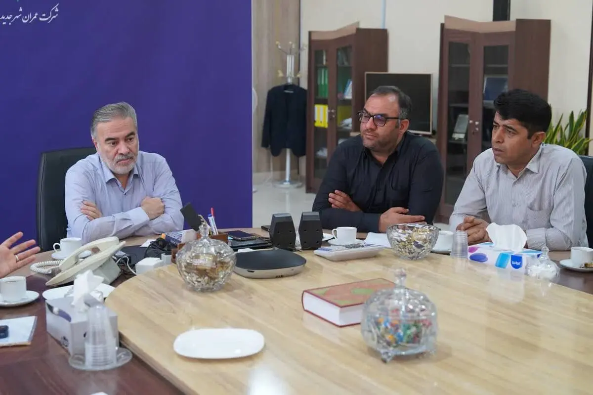دیدار مردمی مهندس رحیمی مدیرعامل شرکت عمران  بهارستان در راستای تکریم ارباب رجوع

