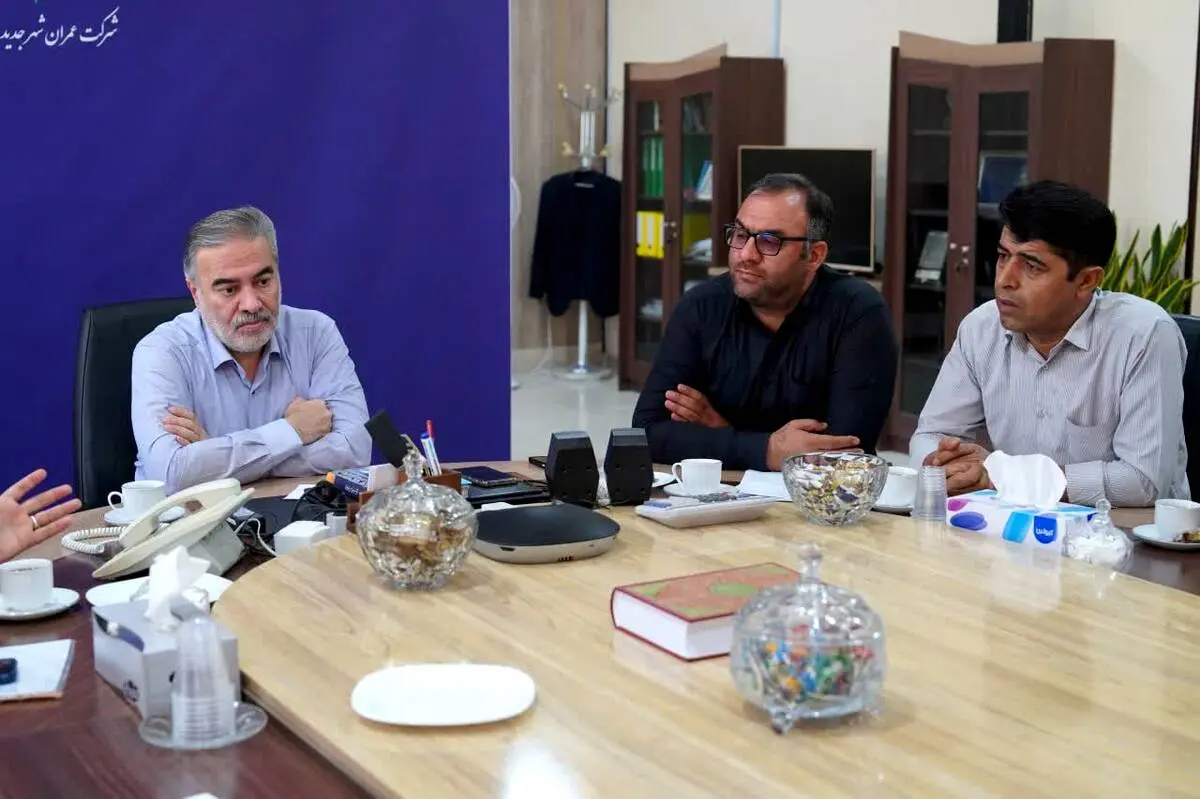 دیدار مردمی مهندس رحیمی مدیرعامل شرکت عمران  بهارستان در راستای تکریم ارباب رجوع

