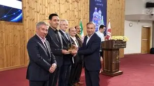 تندیس زرین اجلاس سراسری رضایتمندی مشتری به فولاد هرمزگان رسید