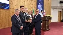 تندیس زرین اجلاس سراسری رضایتمندی مشتری به فولاد هرمزگان رسید