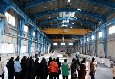 بازدید دانش‌آموزان مدارس پروین و سمیه شهرستان جاجرم از شرکت آلومینای ایران در قالب اردوی راهیان پیشرفت