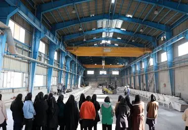 بازدید دانش‌آموزان مدارس پروین و سمیه شهرستان جاجرم از شرکت آلومینای ایران در قالب اردوی راهیان پیشرفت