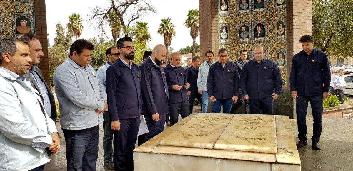 مدیرعامل شرکت فولاد خوزستان یک اصله نخل خرما غرس نمود

