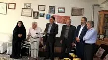 حضور مدیر کل غله و خدمات بازرگانی استان اصفهان در منزل پیشکسوت صنعت نان و نانوایی  استان  ، حاج حسن غازی اصفهانی

