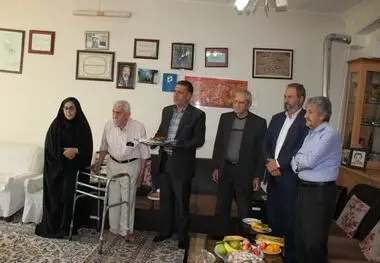 حضور مدیر کل غله و خدمات بازرگانی استان اصفهان در منزل پیشکسوت صنعت نان و نانوایی  استان  ، حاج حسن غازی اصفهانی

