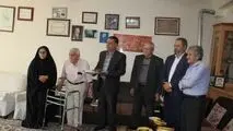 حضور مدیر کل غله و خدمات بازرگانی استان اصفهان در منزل پیشکسوت صنعت نان و نانوایی  استان  ، حاج حسن غازی اصفهانی


