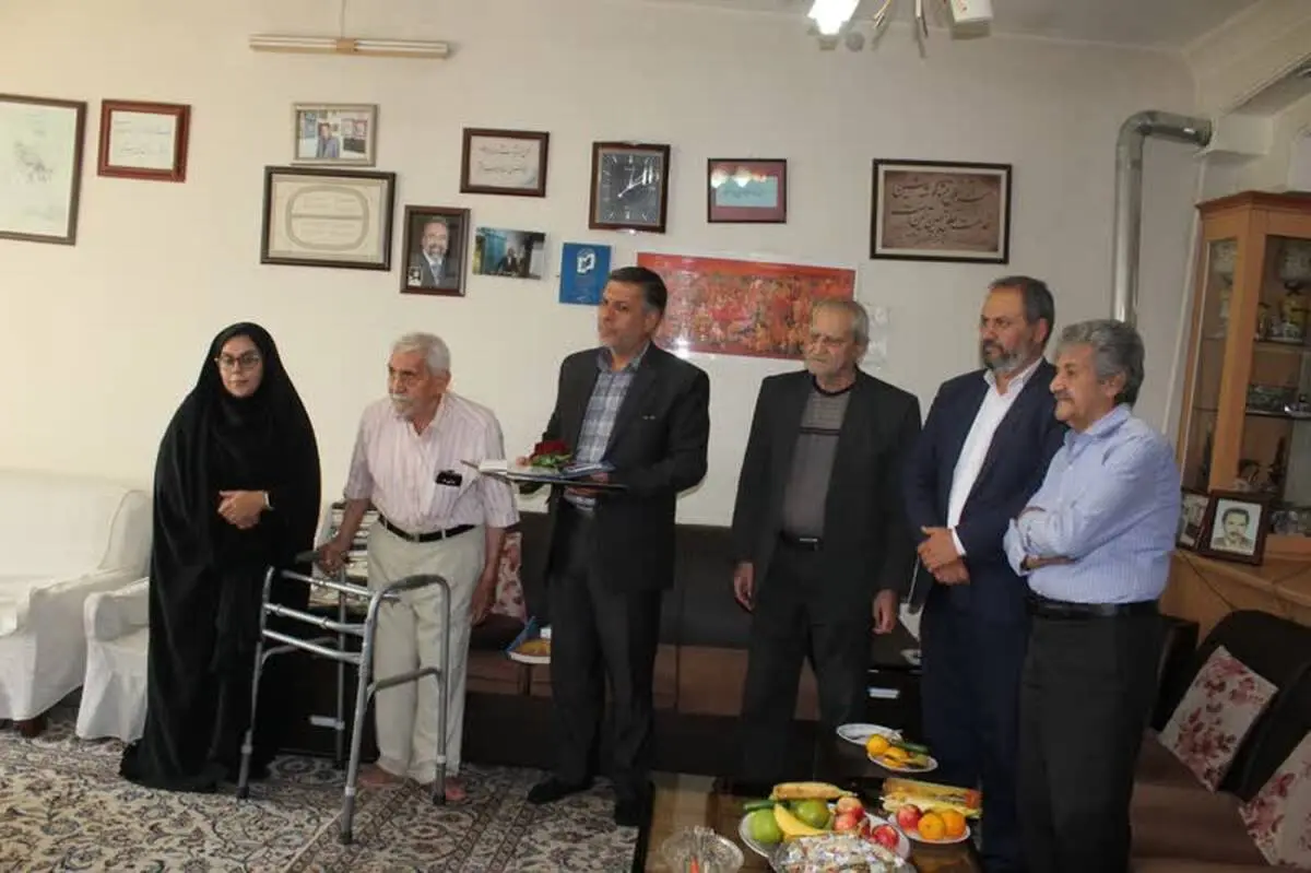 حضور مدیر کل غله و خدمات بازرگانی استان اصفهان در منزل پیشکسوت صنعت نان و نانوایی  استان  ، حاج حسن غازی اصفهانی

