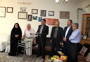 حضور مدیر کل غله و خدمات بازرگانی استان اصفهان در منزل پیشکسوت صنعت نان و نانوایی  استان  ، حاج حسن غازی اصفهانی

