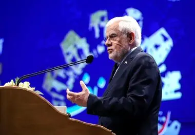 معاون اول رئیس‌جمهور در آیین گرامیداشت روز ملی اصناف:
به دنبال کنار گذاشتن تحریم‌ها هستیم/دولت از دخالت در بازار ناراحت است/ دولت حل مسئله بازار غیررسمی ارز را در دستور کار دارد/باید قانون اصناف با رویکردهای جدید بازنگری شود/سرمایه معنوی اعتماد مردم به ب
