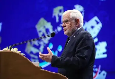معاون اول رئیس‌جمهور در آیین گرامیداشت روز ملی اصناف:
به دنبال کنار گذاشتن تحریم‌ها هستیم/دولت از دخالت در بازار ناراحت است/ دولت حل مسئله بازار غیررسمی ارز را در دستور کار دارد/باید قانون اصناف با رویکردهای جدید بازنگری شود/سرمایه معنوی اعتماد مردم به ب