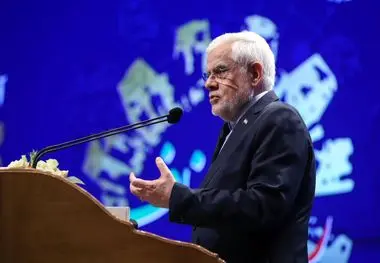 معاون اول رئیس‌جمهور در آیین گرامیداشت روز ملی اصناف:
به دنبال کنار گذاشتن تحریم‌ها هستیم/دولت از دخالت در بازار ناراحت است/ دولت حل مسئله بازار غیررسمی ارز را در دستور کار دارد/باید قانون اصناف با رویکردهای جدید بازنگری شود/سرمایه معنوی اعتماد مردم به ب