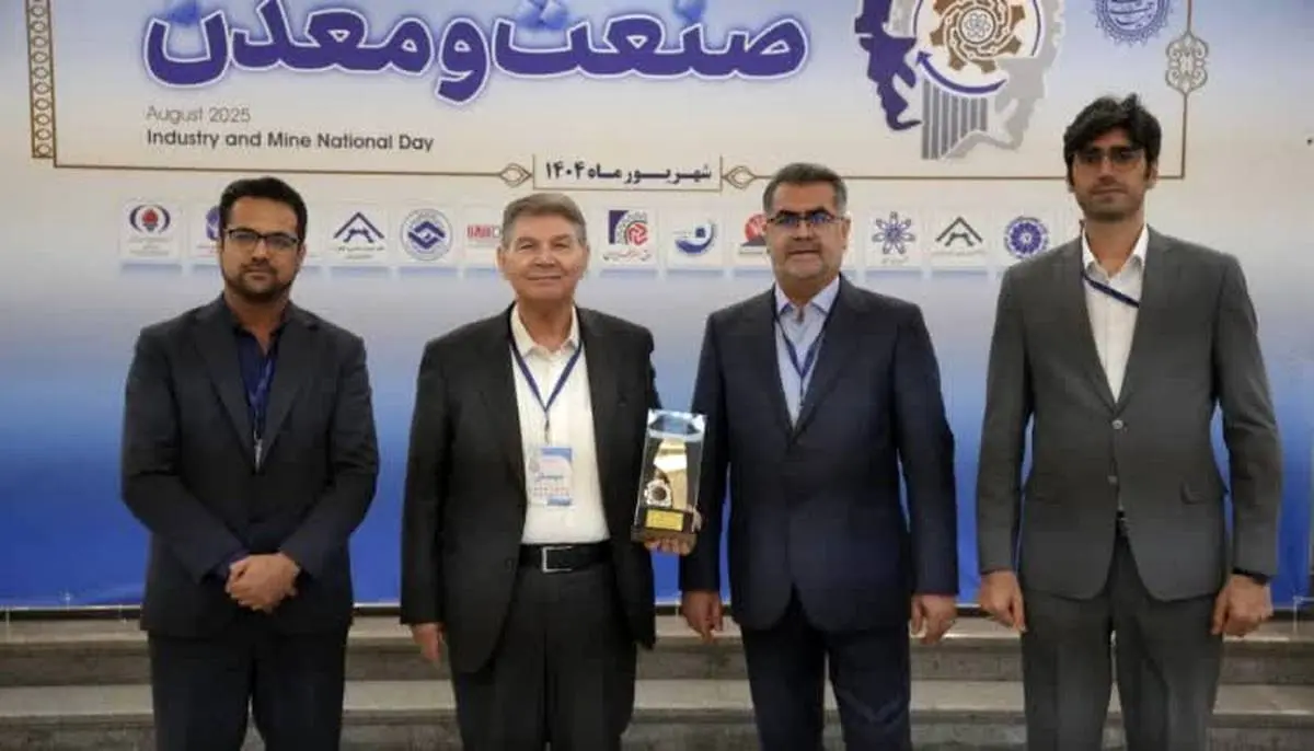 افتخارآفرینی دوباره انتخاب سرویس در عرصه ملی؛ برگی زرین با تقدیر ریاستجمهوری از پیشگام خدمات پس از فروش در روز ملی صنعت و معدن*